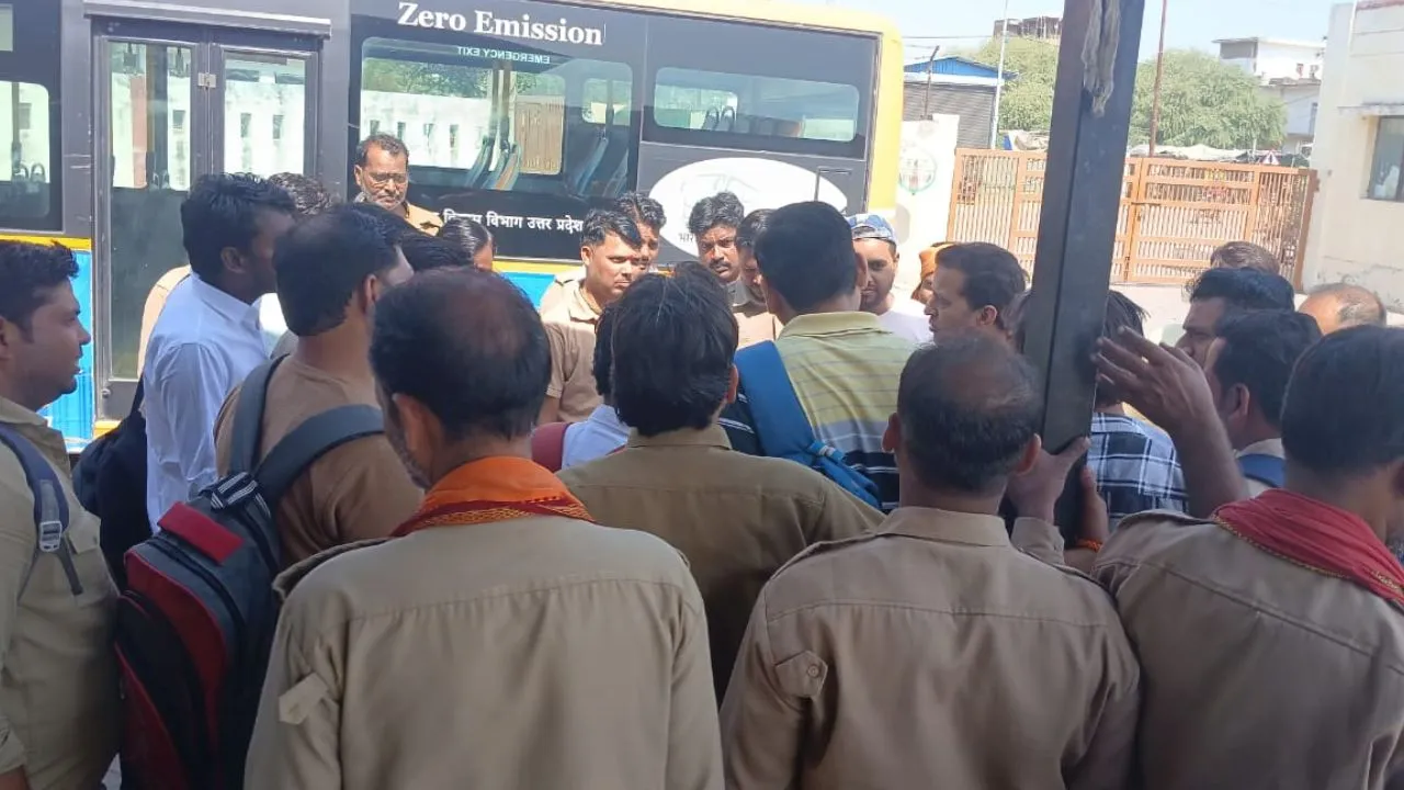 कानपुर में ई-बसों का संचालन ठप...जमकर कर रहे नारेबाजी; अधिकारियों ने हेराफरी का 40 परिचालक को किया बर्खास्त