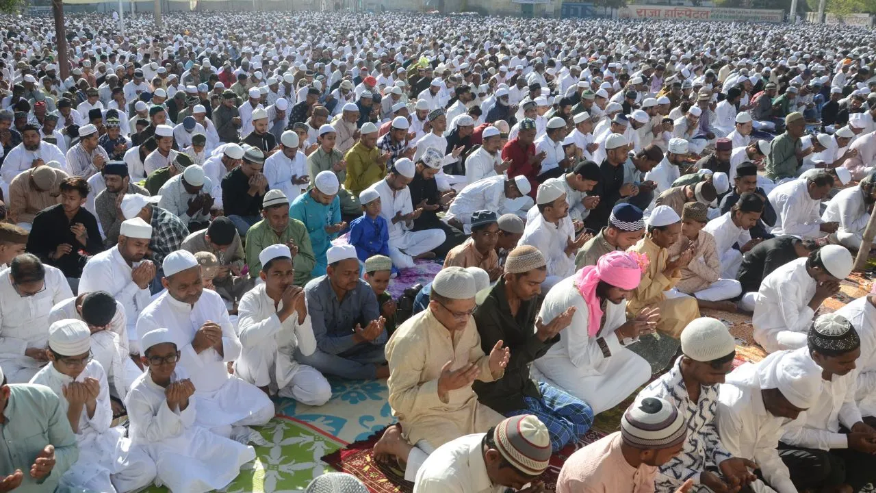 Eid-ul-Fitr 2025; कानपुर में सकुशल ढंग से संपंन्न हुई नमाज; CCTV और ड्रोन से निगरानी, DM, पुलिस कमिश्नर ने दी बधाई, देखें- PHOTOS