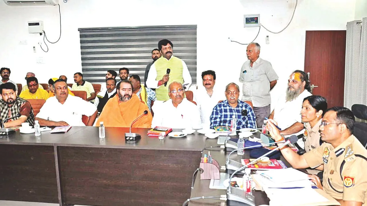 ईद-नवरात्र पर ड्रोन व सीसीटीवी से होगी निगरानी; कानपुर में मंदिरों और मस्जिदों पुलिस की चाकचौबंद व्यवस्था, जगह-जगह बैरिकेडिंग