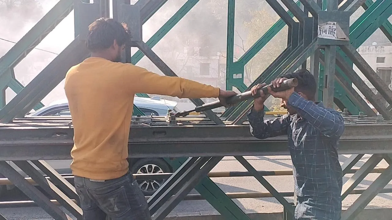 हिल रहे वैली ब्रिज के कसे गए नट-बोल्ट   