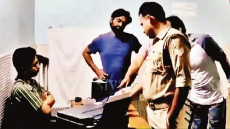 Moradabad : फर्जी आधार केंद्र में बिना लाइसेंस के अपडेट हो रहे थे आधार, संचालक गिरफ्तार