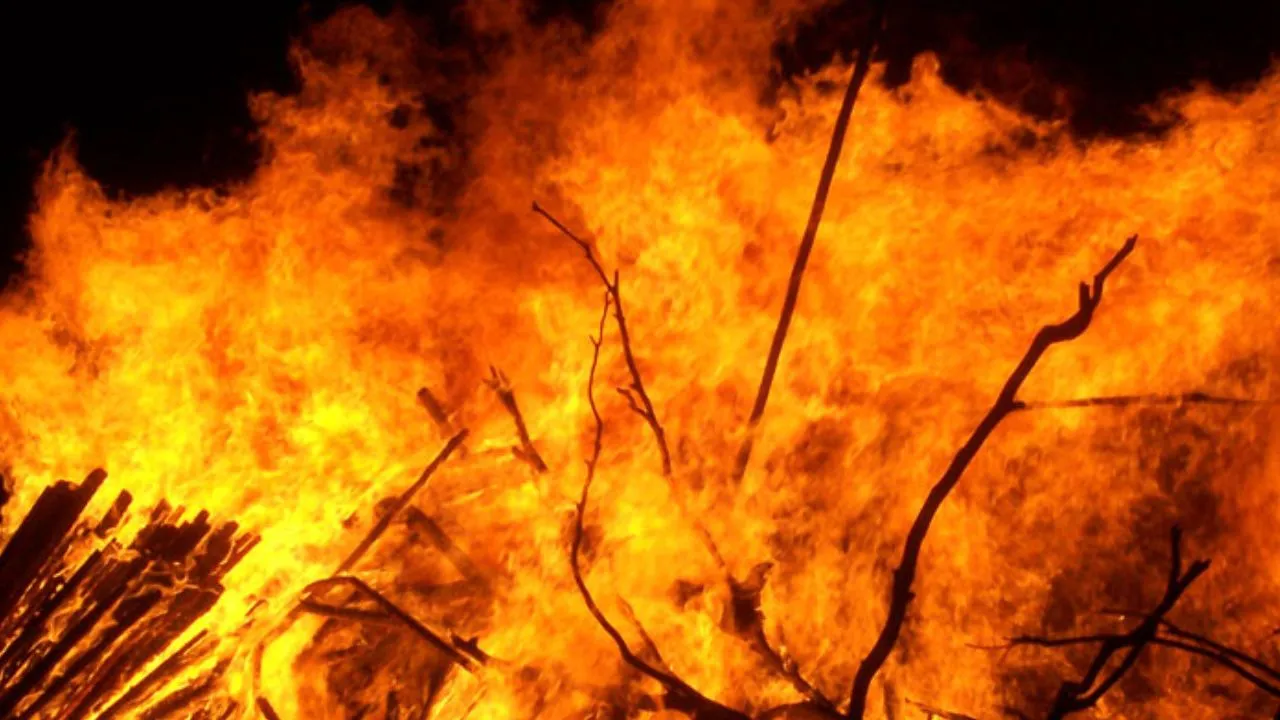 इटावा में शार्ट सर्किट से मकान की तीसरी मंजिल में लगी आग; दमकल ने डेढ़ घंटे की मशक्कत कर पाया काबू, आठ लाख का नुकसान