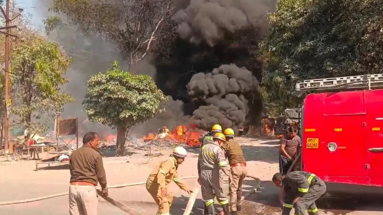 कानपुर में दो जगह लगी आग; किदवई नगर कच्ची बस्ती और कृष्णा नगर में लपटें उठती देख मचा हड़कंप, दमकल विभाग ने पाया काबू