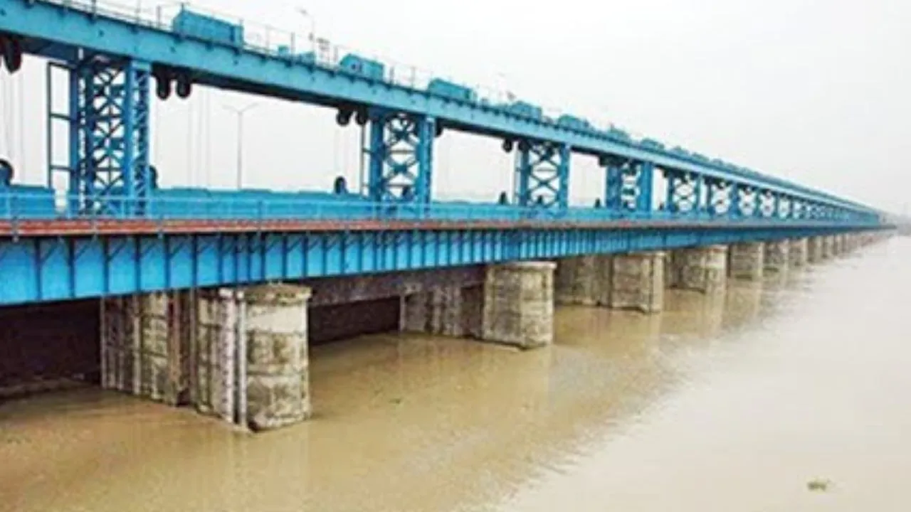 कानपुर में प्रेमी से हुआ झगड़ा...प्रेमिका जान देने के लिए पहुंची गंगा बैराज; फिर चला हाई वोल्टेज ड्रामा