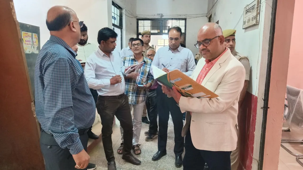 कानपुर में DM ने DIOS कार्यालय का किया निरीक्षण: 14 कर्मचारी मिले अनुपस्थित, वेतन रोका, हाथीपुर PHC में सिर्फ कर्मचारी मिला...