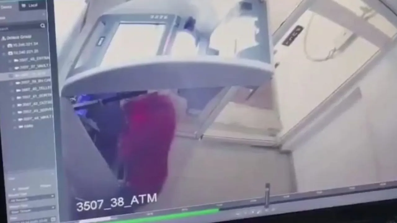 हमीरपुर में चोरों के हौसले बुलंद; नकाबपोश चोर ने एटीएम से छेड़छाड़ कर चोरी का किया प्रयास, Video वायरल 