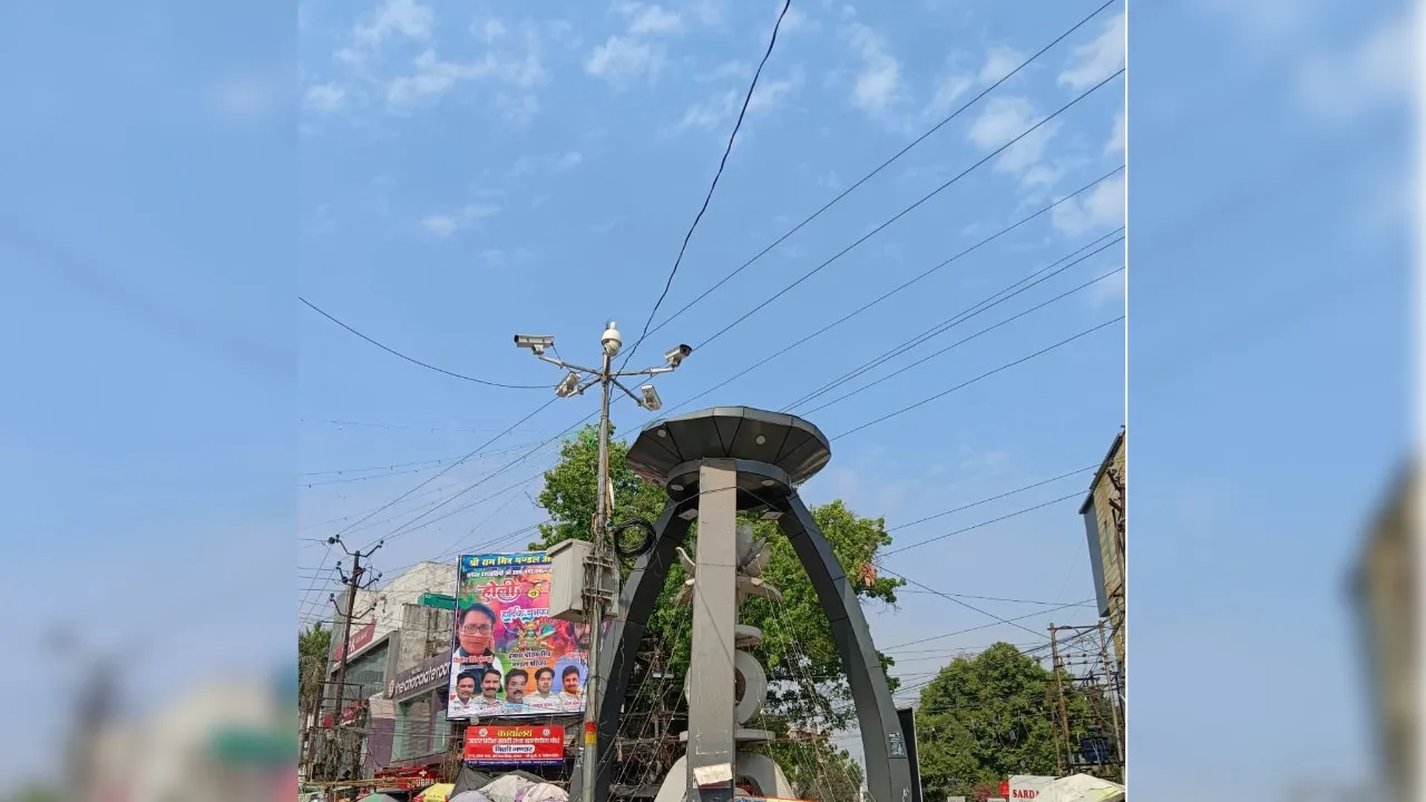 कानपुर में आर्य नगर चौराहे पर हाईटेंशन लाइन में चिपककर युवक की मौत; अफरातफरी मचने पर साउंड सिस्टम बंद किए गए...