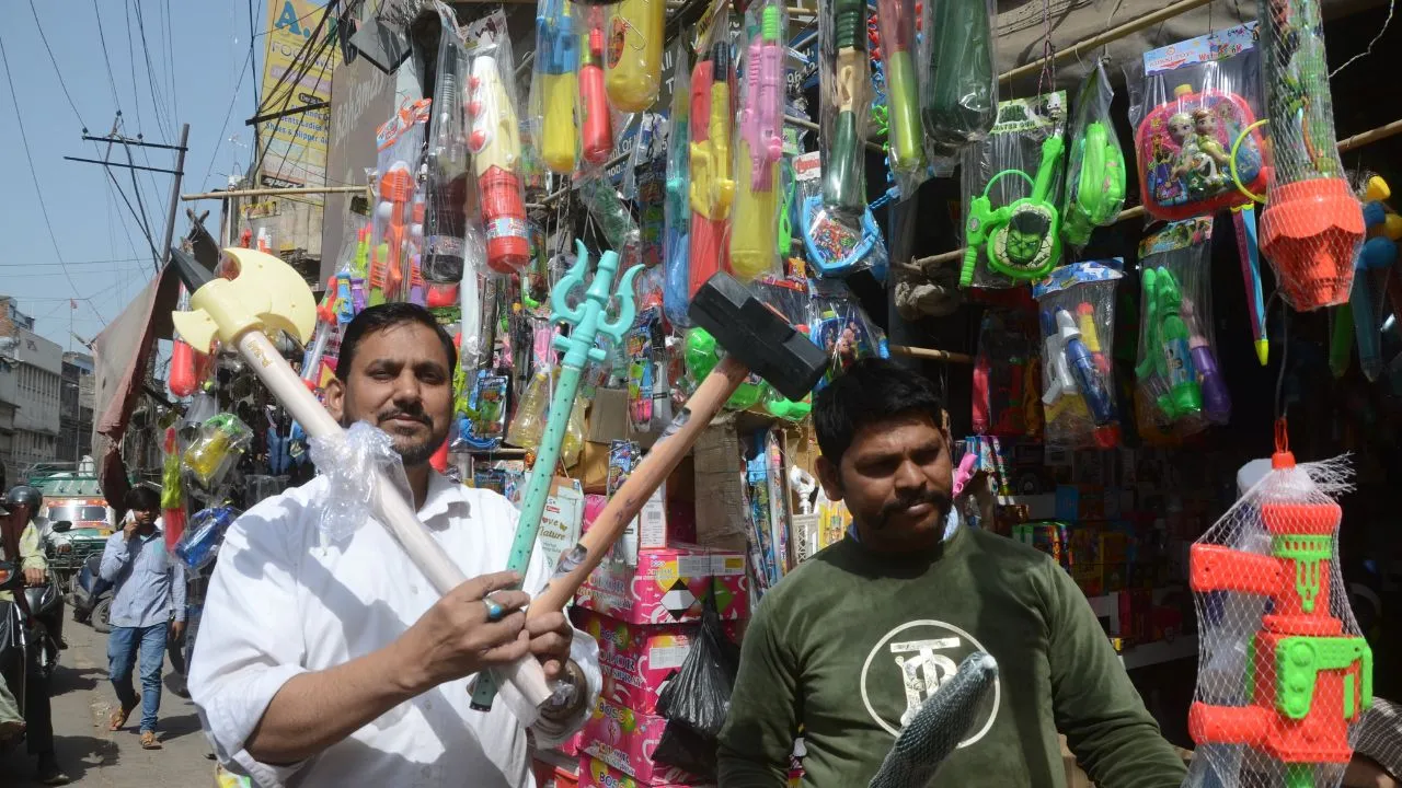 Holi 2025: अनार बनाएगा रंगों का बादल, चकरघिन्नी से उड़ेगा गुलाल...होली पर बाजार में खूब बिक रहे रंगभरे पटाखे, साउंड भी निकलता