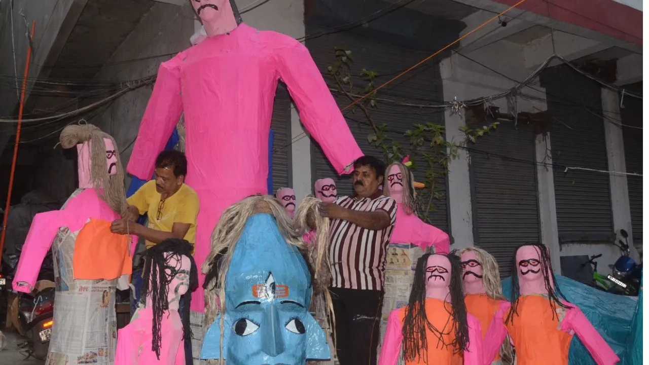  Holi 2025: कानपुर में होलिका में महाकुंभ की झांकी, लकड़ी की जगह गो-काष्ट; लाटूश रोड नुक्कड़ कमेटी में महाकुंभ का नजारा दिखाया