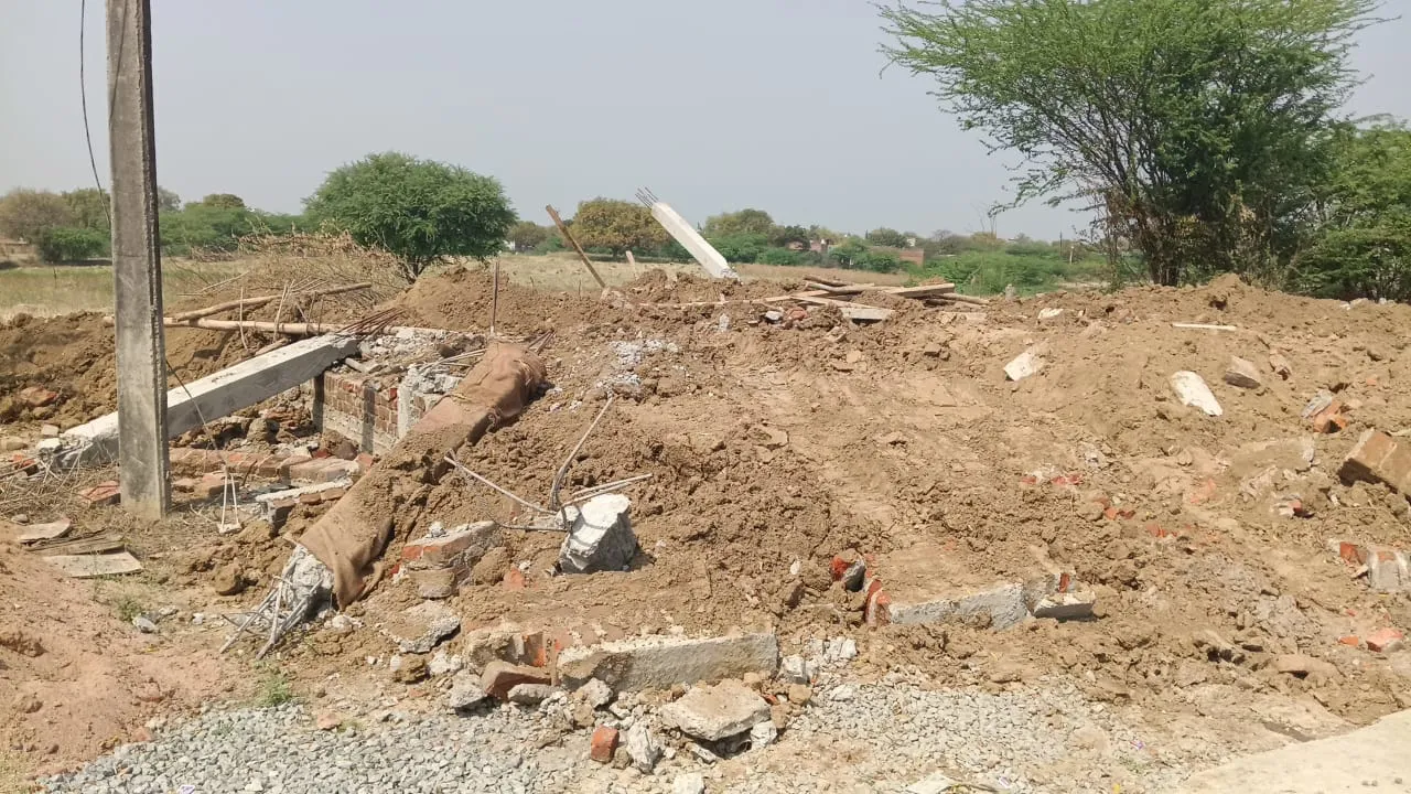 Hamirpur: कब्रिस्तान पर अवैध रूप से मस्जिद के निर्माण को ढहाया, 5 नामजद व 250 अज्ञात पर रिपोर्ट 