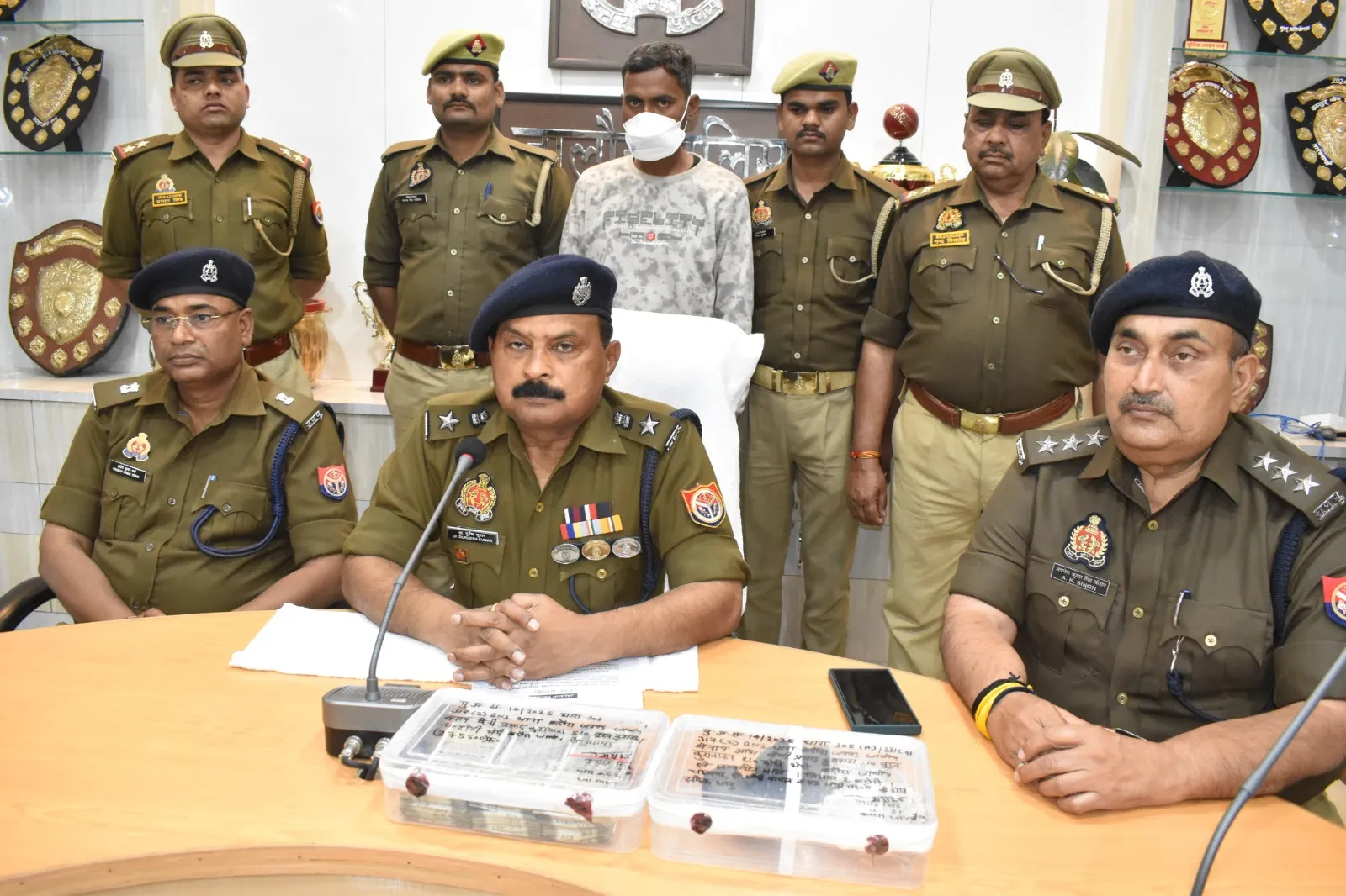 Jalaun में शातिर गिरफ्तार, चोरी की कई वारदातों को दे चुका अंजाम, आरोपी से ये सामान बरामद... 