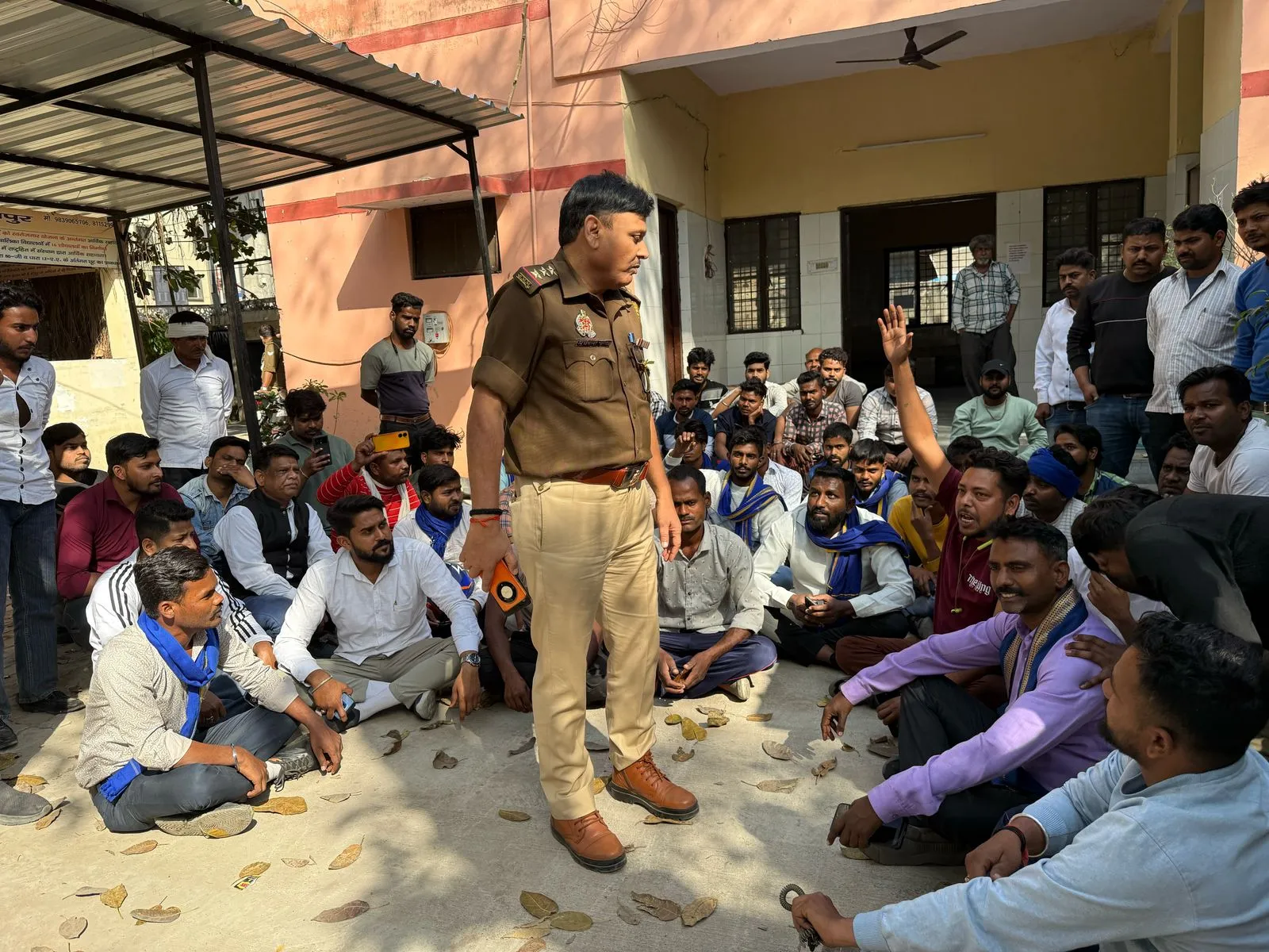 Kanpur में जुए की फड़ से भागे युवक की मौत का मामला: भीम आर्मी का हंगामा, पुलिसकर्मियों पर कार्रवाई की उठाई मांग 