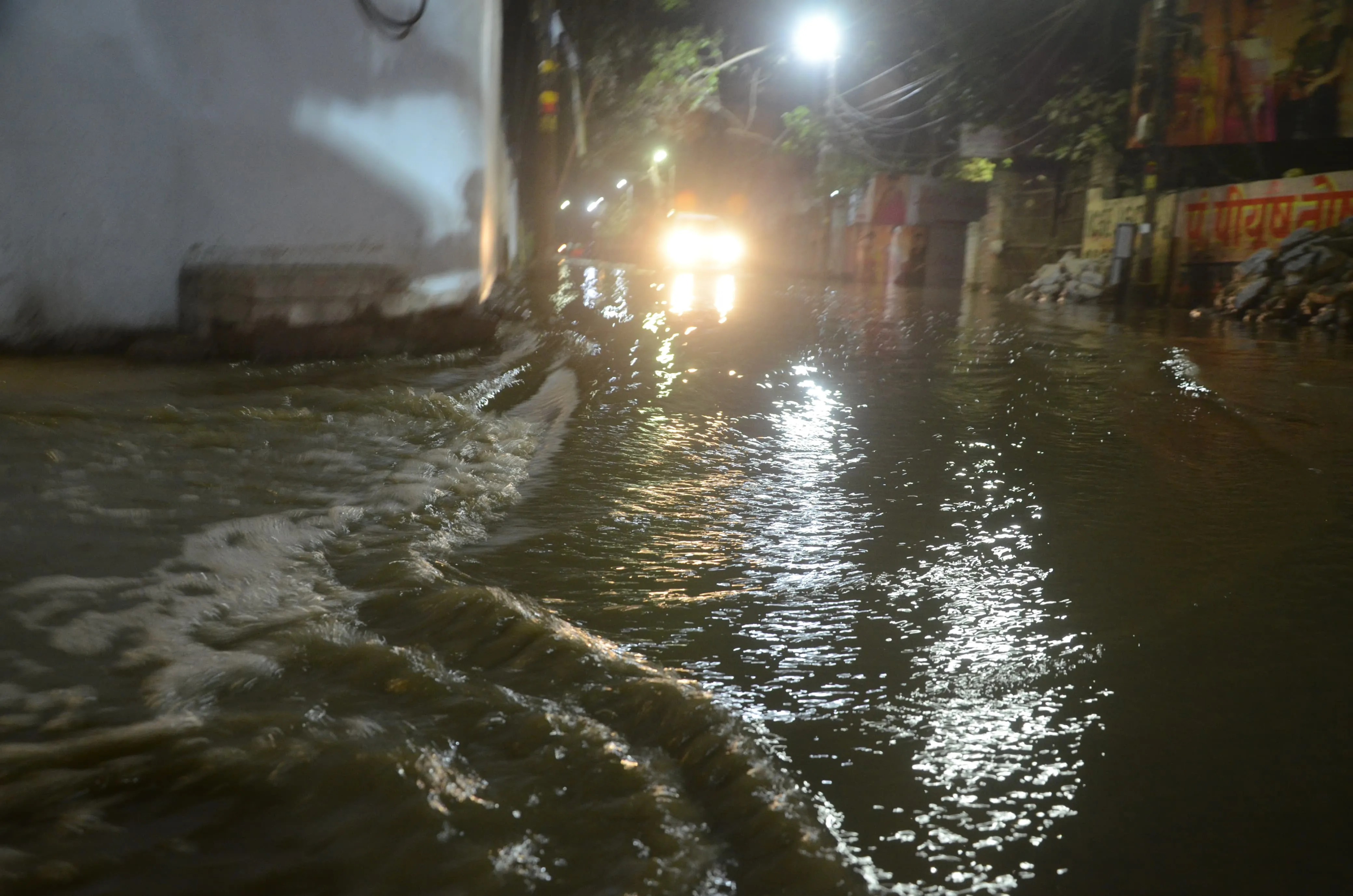 कानपुर में VIP रोड और सिविल लाइंस की सड़क हुई जलमगन; दो नाले ओवरफ्लो, लोगों का निकलना हुआ दूभर 