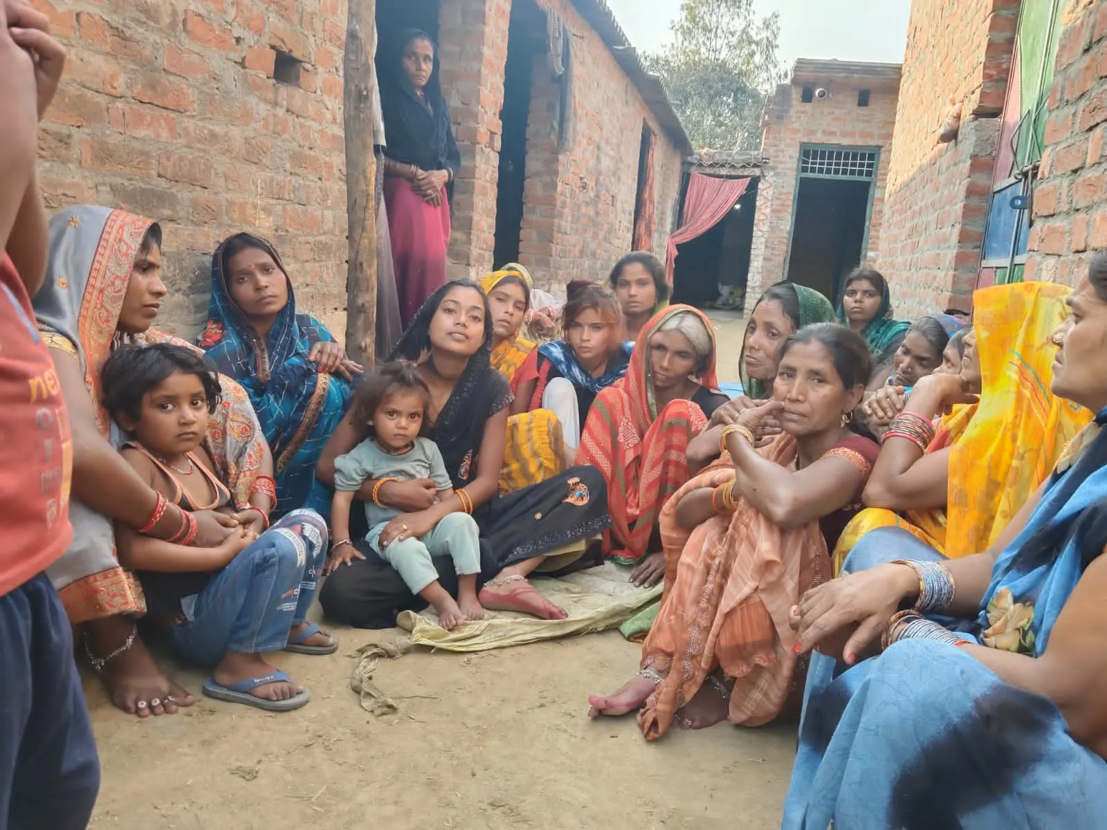 शाहजहांपुर: धारदार हथियार से फोरमैन की हत्या से फैली सनसनी...सीओ फोर्स समेत मौके पर पहुंचे