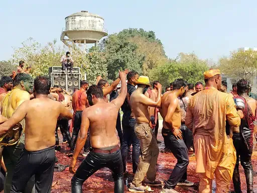 Kannauj: पुलिस की कपड़ा फाड़ होली, तरबतर हुए दरोगा-सिपाही, होली के गीतों पर जमकर नाचे कर्मचारी व अधिकारी