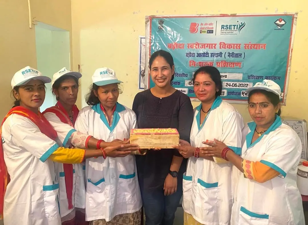 बिच्छू घास-खुमानी और हल्दी से हर्बल उत्पाद बना रही चित्रा 