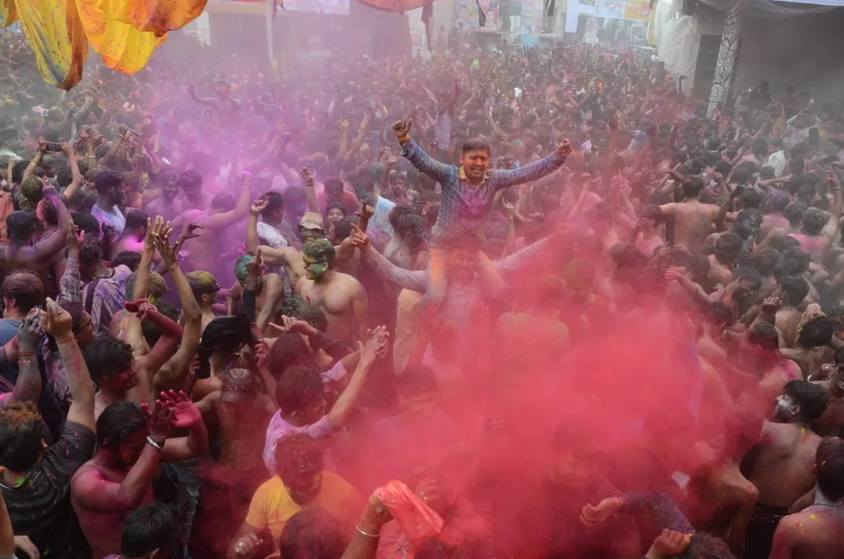 कानपुर में अलबेला होली मेला: होरियारों का रेला, ऊंट और भैंसा ठेला, छतों से फेंके गए रंग और गुब्बारे, सड़कों पर उड़ा अबीर-गुलाल 