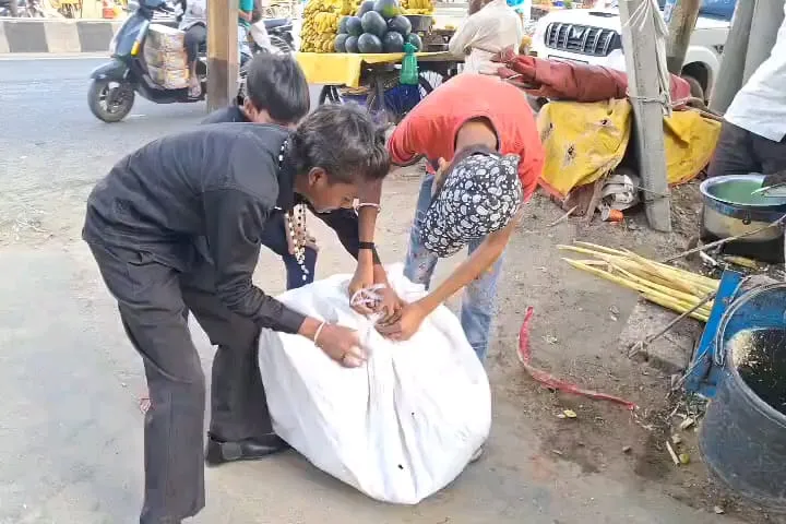 संभल: रील बनाने के लिए किशोर को प्लास्टिक की बोरी में किया बंद, सड़क किनारे फेंका