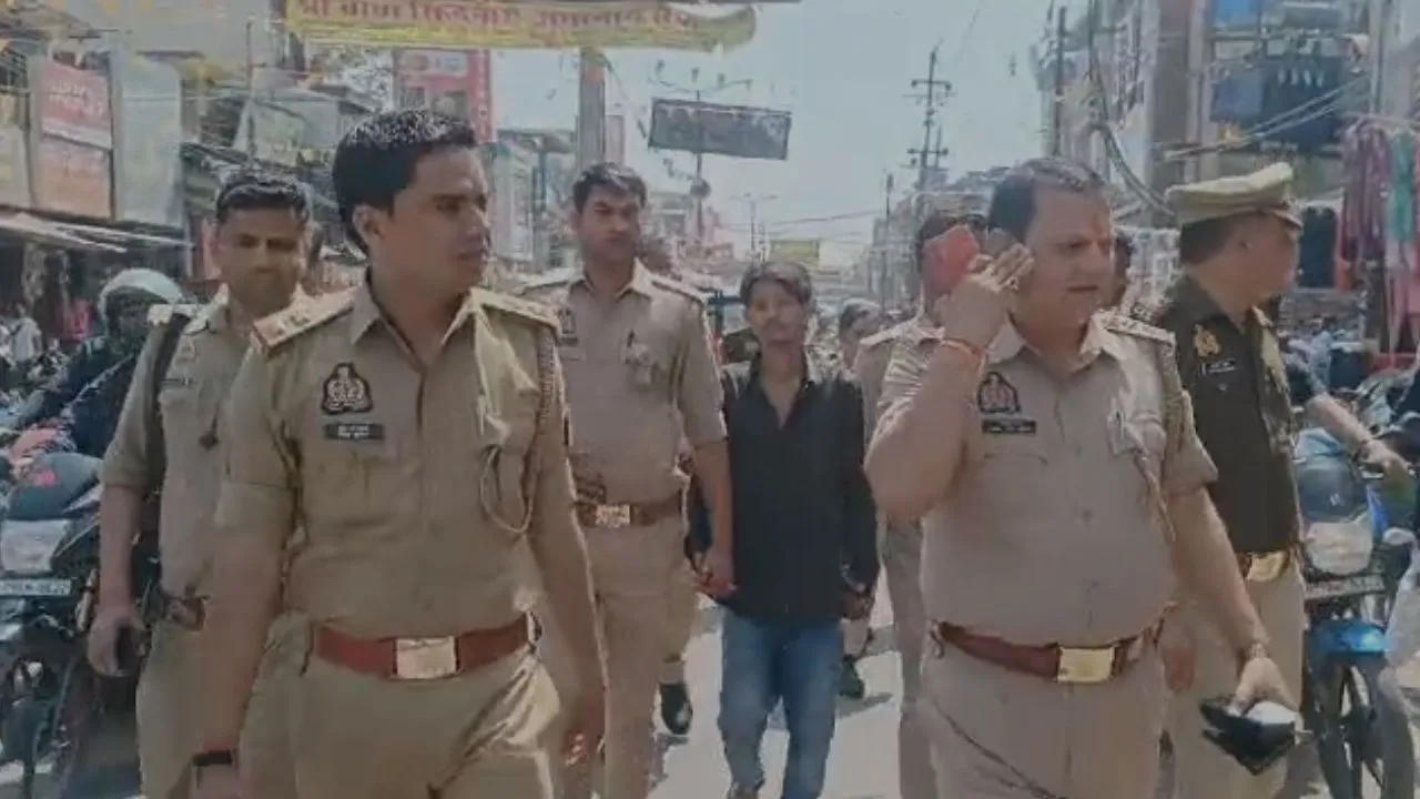  सुनो.सुनो.सुनो...यह बदमाश है, पुलिस ने हमला करने वाले आरोपी को भरे बाजार में घुमाया, जुलूस निकालकर लोगों को पहचनवाया