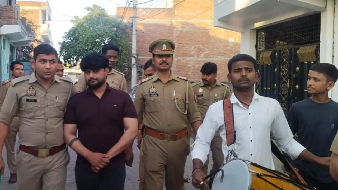 कानपुर का चकेरी इलाका अपराधियों के लिए बना आफत; ढोल बजाकर निकाला शातिर का जुलूस, जिलाबदर कर सीमा से किया बाहर