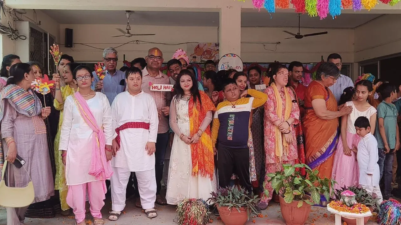 कानपुर में DM व उनकी पत्नी ने दिव्यांग बच्चों संग खेली होली...कपड़े व उपहार भी दिये; गीतों पर जमकर थिरके बच्चे