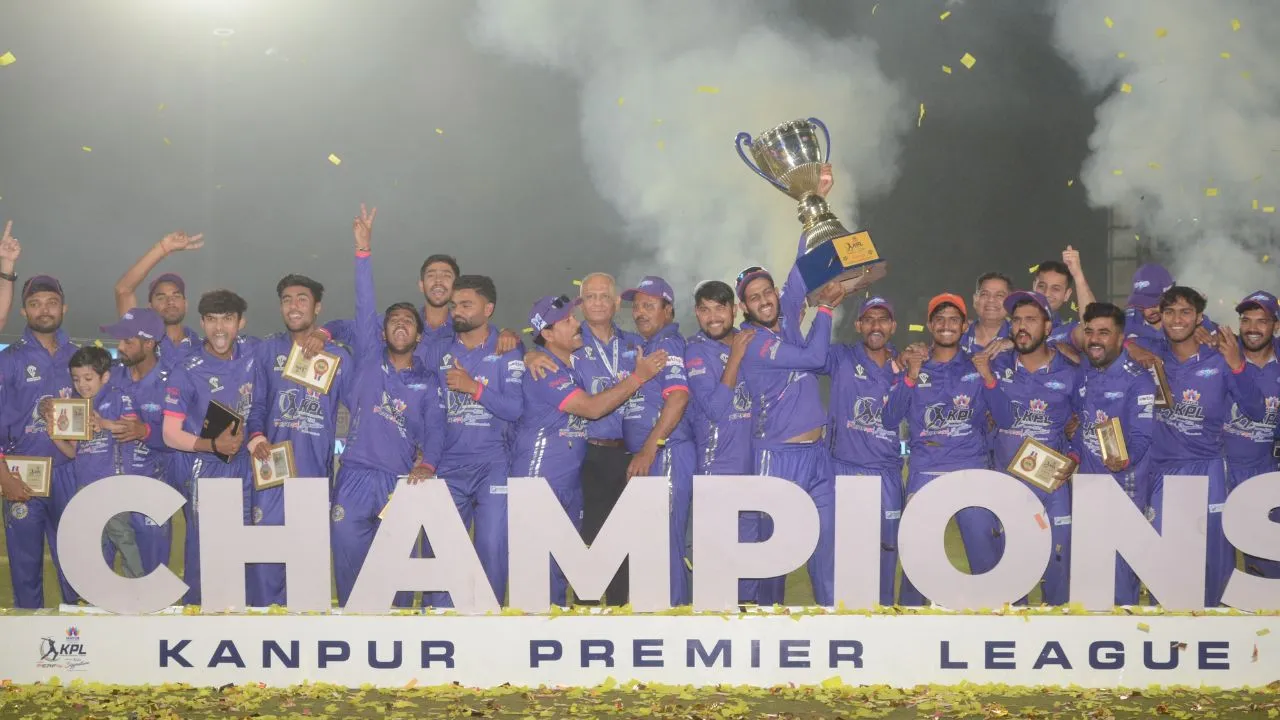 KPL; कानपुर के ग्रीनपार्क स्टेडयिम में सीसामऊ सुपरकिंग्स ने मयूर मेरिकल्स को हराया...चमचमाती ट्रॉफी उठाई, देखें- PHOTOS