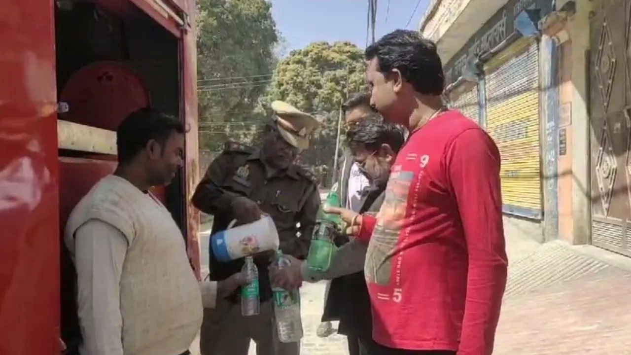 Mahakumbh जल लेकर अग्नि सुरक्षा अधिकारी घूमें गली-गली; बोले- जो लोग नहीं जा पाए, वो घरों में करें स्नान