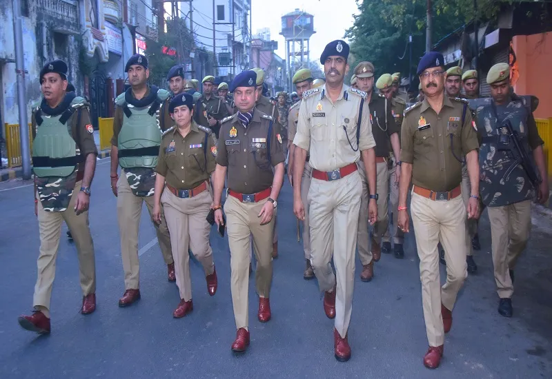 मुरादाबाद : त्योहारों को लेकर सड़क पर उतरे डीआईजी और एसएसपी, लोगों से की शांति व सौहार्द की अपील 