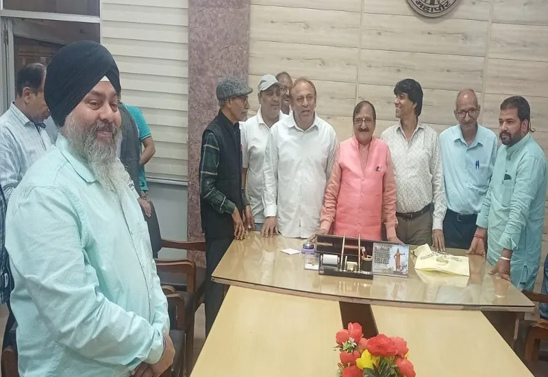 मुरादाबाद : महापौर से मिले व्यापारी, दुकानों का बढ़ा प्रीमियम व किराया कम करने का मिला आश्वासन