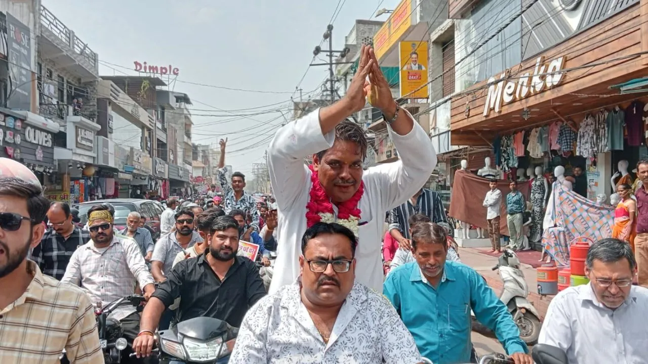 कानपुर में पार्षद दल नेता नवीन पंडित ने निकाली बाइक रैली; केमिकल रंगों का उपयोग न करने की दी सलाह...