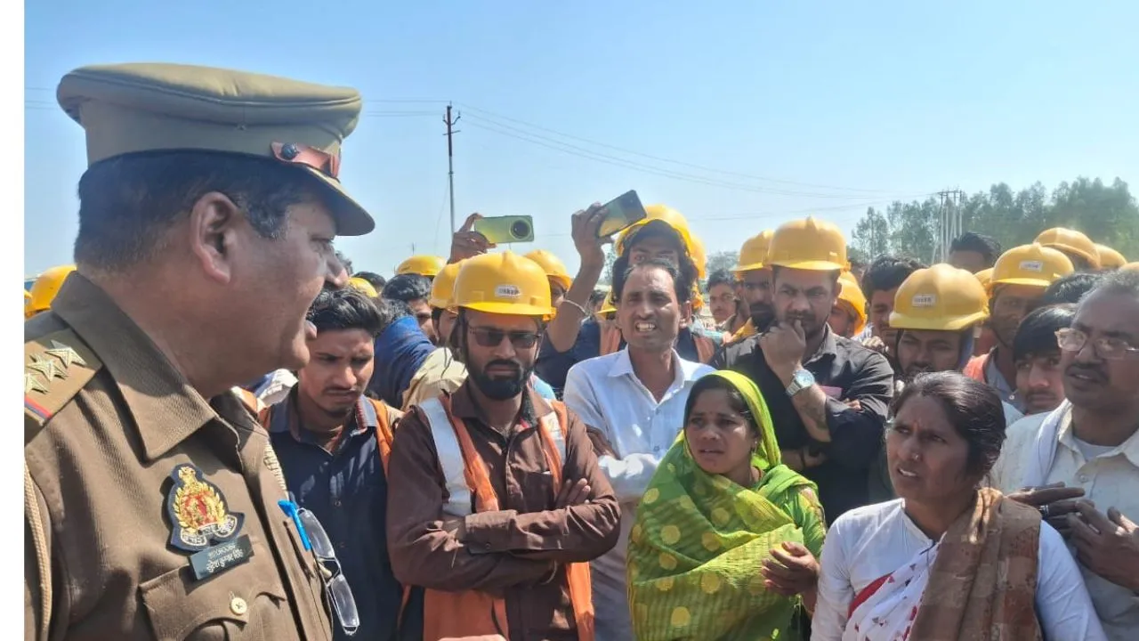 उन्नाव में मुआवजा न देने से भड़के परिजनों ने फैक्ट्री गेट घेर किया प्रदर्शन; तीन माह पहले हुई थी मौत