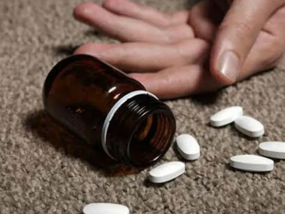 पत्नी मायके गई तो पति ने खा लिया जहर