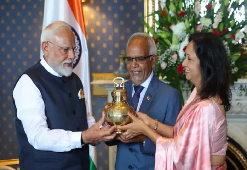 PM Modi Mauritius visit : पीएम मोदी ने मॉरीशस के राष्ट्रपति Dharam Gokhool से की मुलाकात, महाकुंभ का पवित्र गंगाजल किया भेंट 