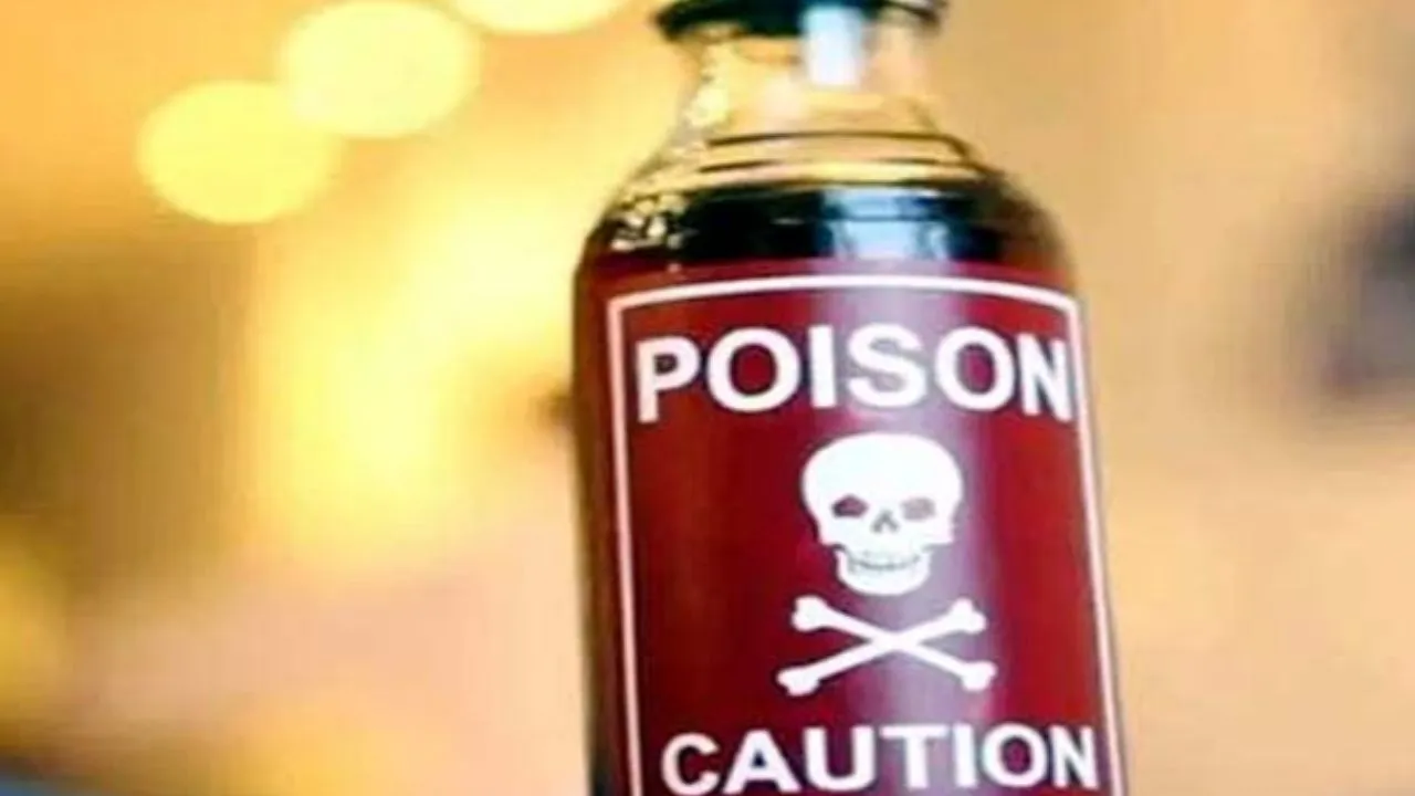 महोबा में कक्षा सात के एक छात्र और छात्रा ने स्कूल परिसर में खाया जहर; शिक्षकों के फूले हाथ-पांव