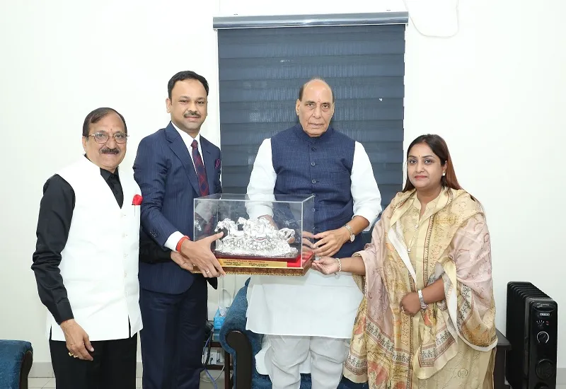 मुरादाबाद : वार मेमोरियल का रक्षामंत्री के सामने प्रजेंटेशन, दिया उद्घाटन का न्योता