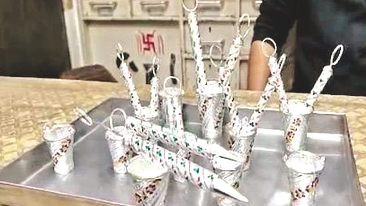 होली पर आई राजस्थानी डिजाइन की चांदी की पिचकारी: कानपुर में पूजन में उपयोग के लिए हो रही खरीदारी, हल्के सेट की मांग