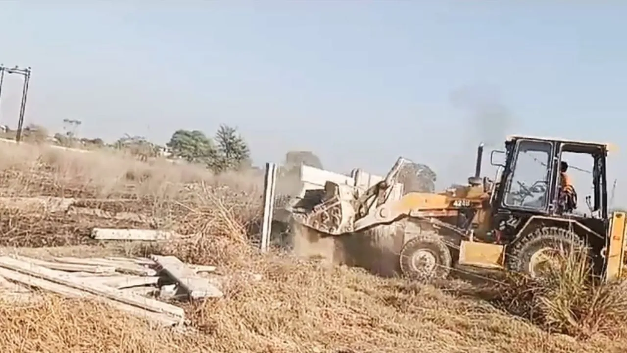 कानपुर में साइबर थाने की जमीन पर कब्जे के बाद गरजा बुलडोजर; पुलिस कमिश्नर के आदेश पर हुई कार्रवाई