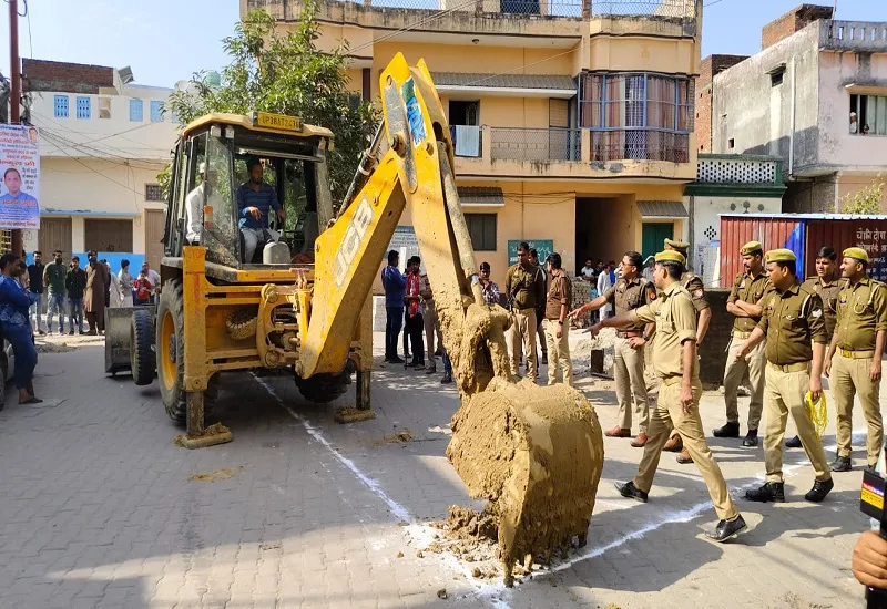 Sambhal News :सांसद बर्क के घर के निकट पुलिस चौकी का निर्माण शुरू, एएसपी ने लोगों को बांटी मिठाई 