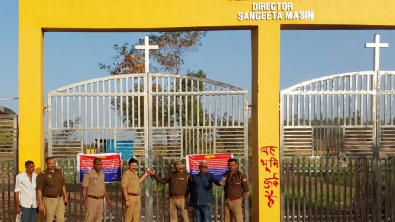 झांसी पहुंची टीम, अवनीश दीक्षित के साथी हरेंद्र मसीह और उसकी पत्नी की सवा करोड़ की संपत्ति कुर्क...मुनादी भी कराई गई