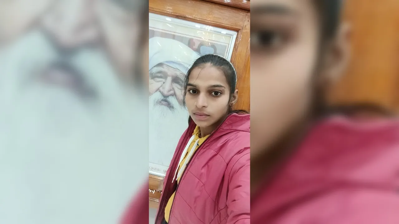इटावा में किशोरी ने खुद को कमरे में किया बंद...फांसी लगाकर दे दी जान, परिजन बोले- बाजार से सभी के लिए लाई थी कपड़े