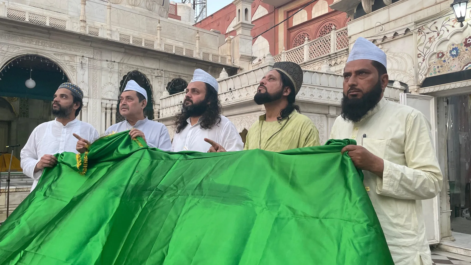 Bareilly: दिखाई दिया ईद का चांद...घर-घर जश्न के साथ तैयारियां शुरू