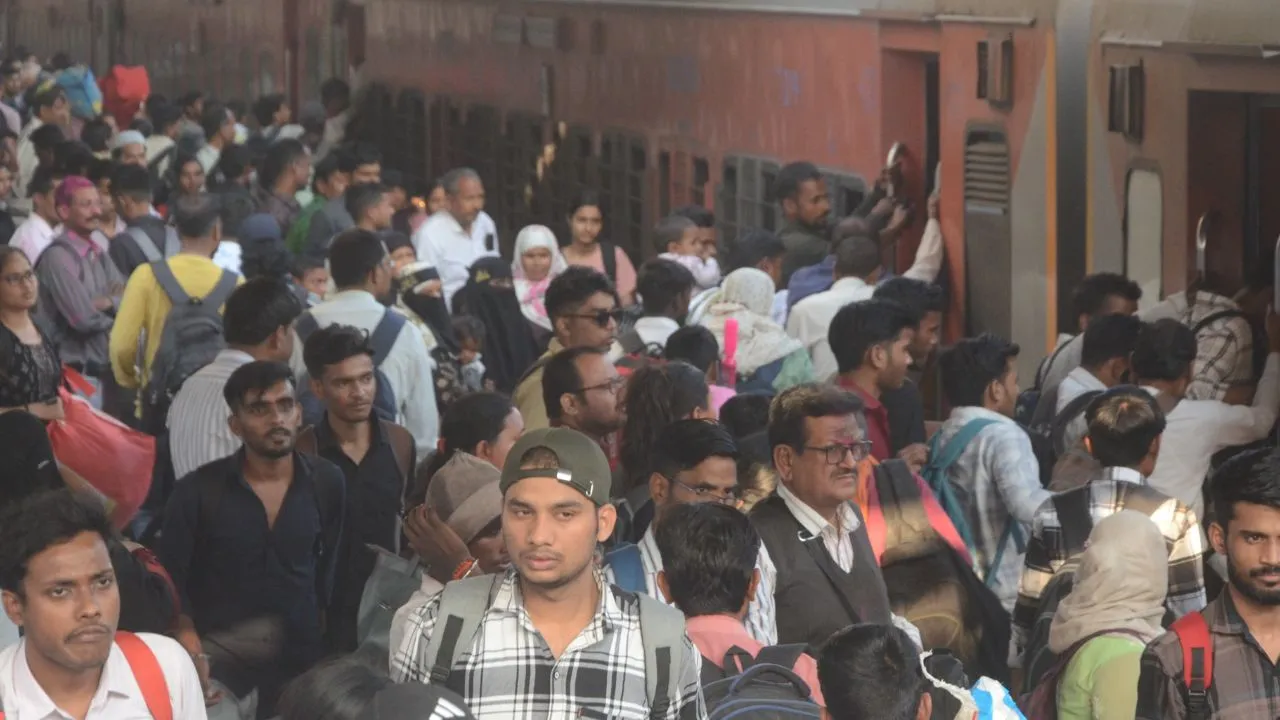 Indian Railway: होली पर घर पहुंचने के लिए ट्रेनों में सीट पाने की मारामारी, खड़े-खड़े सफर करने को मजबूदर यात्री