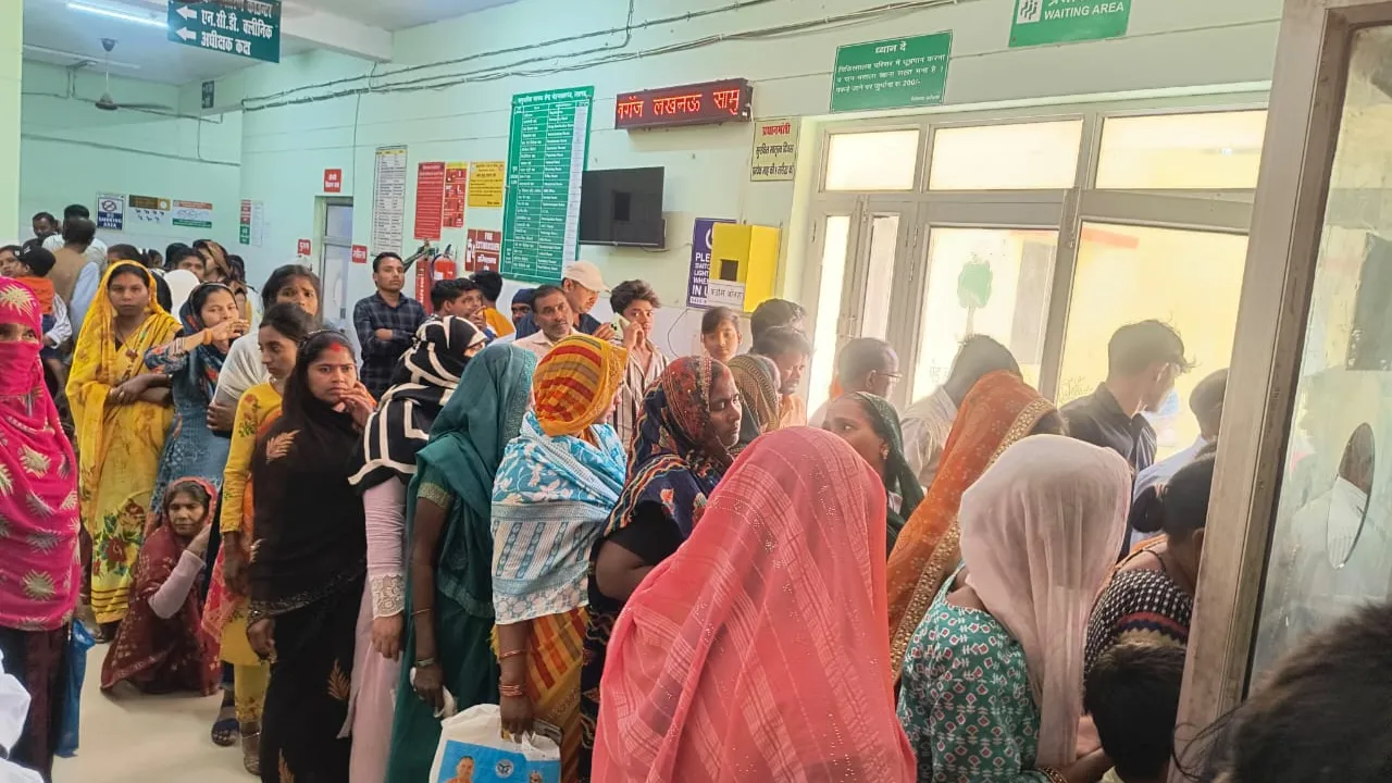 CHC में बेहाल मरीजः पर्चा बनवाने से डॉक्टर को दिखाने में लगते है पूरे तीन घंटे