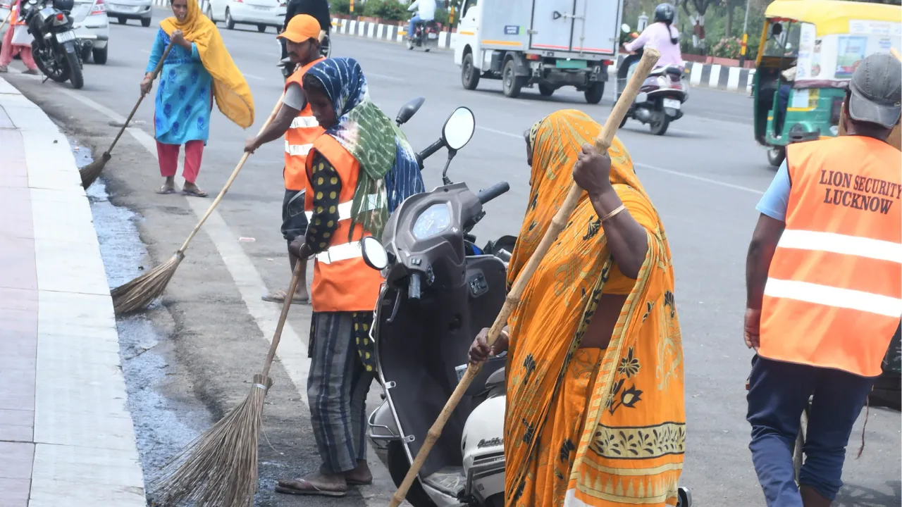 Lucknow News: ड्यूटी से गायब सफाईकर्मियों का कटेगा वेतन, अपर नगर आयुक्त ने दिए जांच के निर्देश