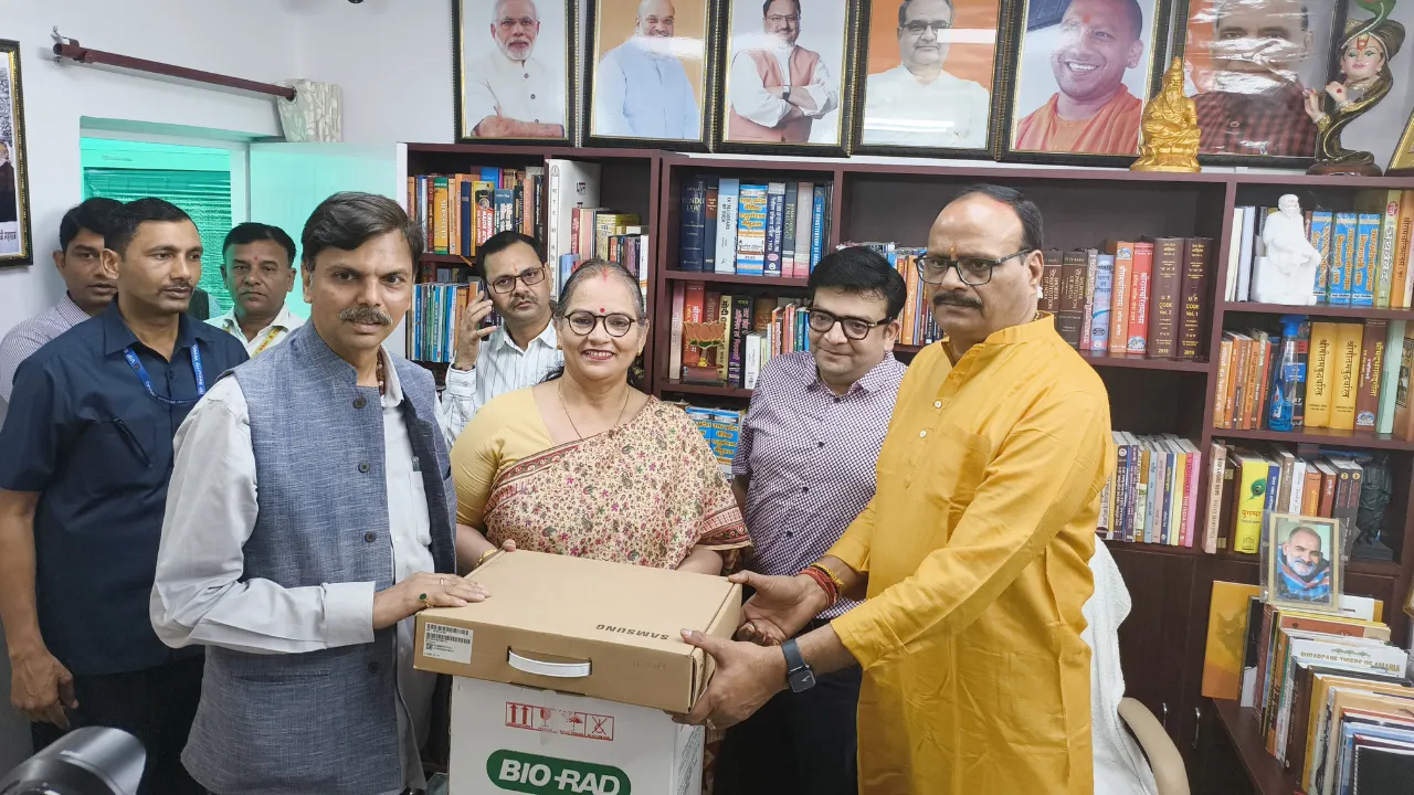 लोकबंधु में फ्री में होगी दिल की जांच, उप मुख्यमंत्री ब्रजेश पाठक ने सीएसआर फंड से अस्पताल को सौंपी मशीन