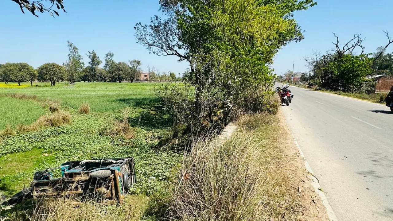 तेज रफ्तार कार ने ई-रिक्शे को मारी ठोकर, एक की मौत, तीन घायल