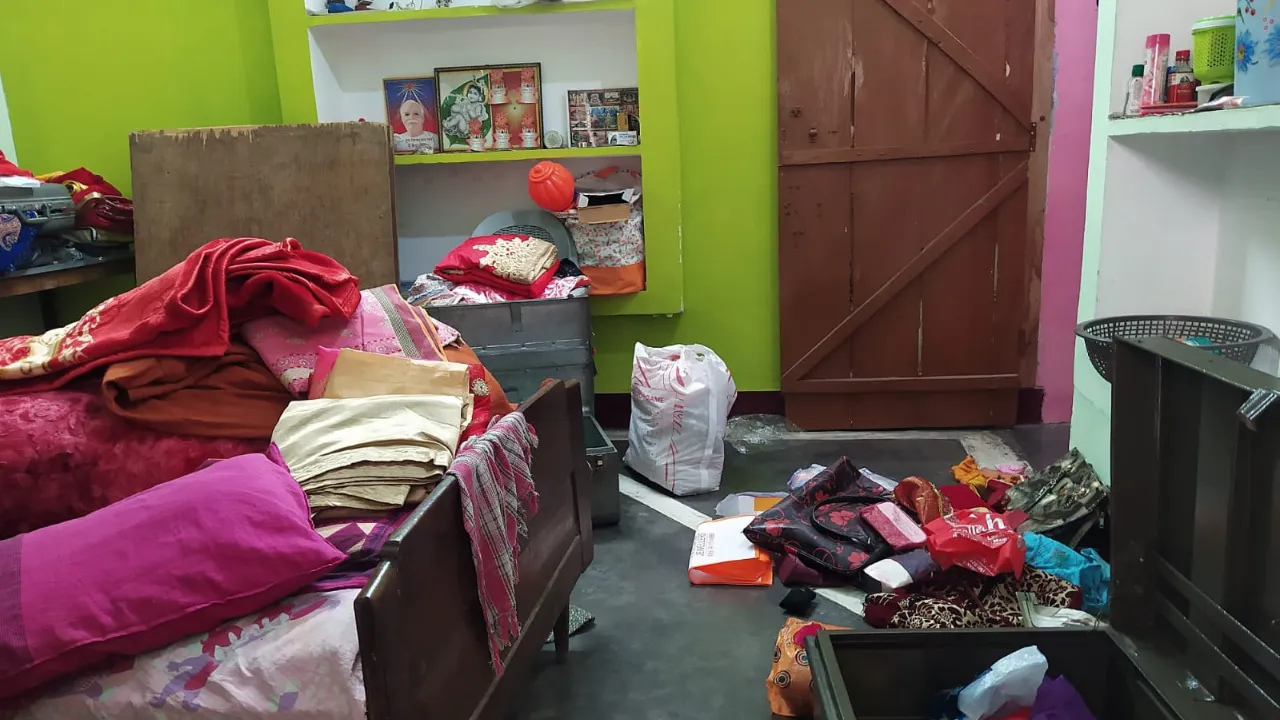 हरदोईः पूर्व बैंककर्मी के घर से लाखों के जेवर और कैश समेट ले गए चोर, छानबीन में जुटी पुलिस और फोरेंसिक टीम