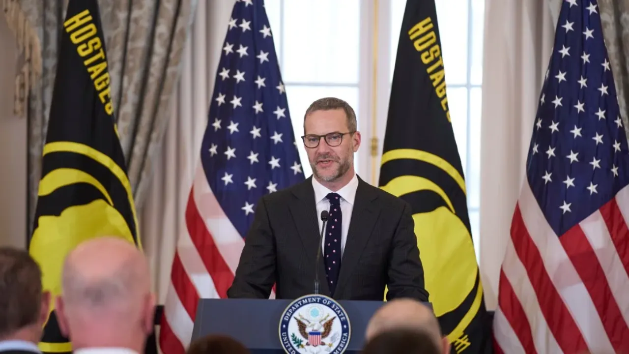 कुवैत जेल से रिहा हुआ अमेरिकी कैदियों का एक समूह