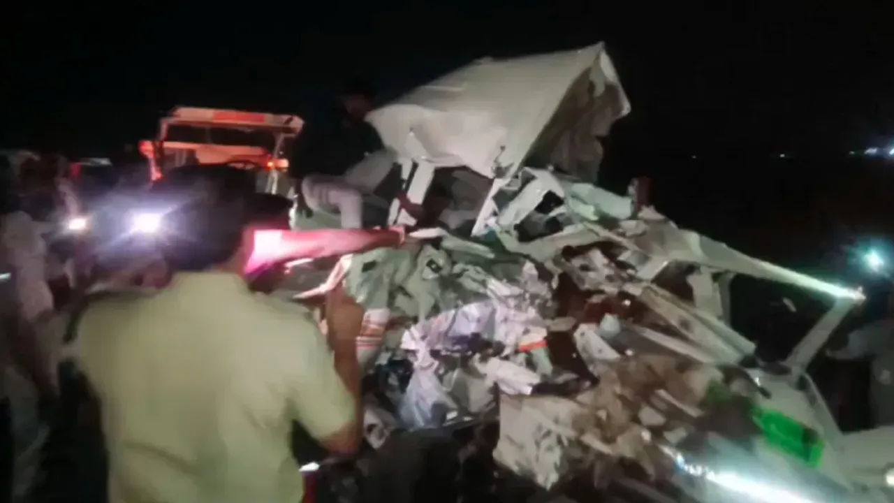 MP News: गैस टैंकर और दो वाहनों के बीच भीषण टक्कर, सात लोगों की मौत, कई घायल 