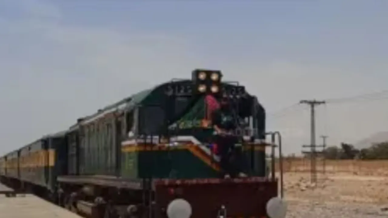 Pakistan Train Hijack में झूठ बोल रही पाक सरकार? BLA ने किया खुलासा